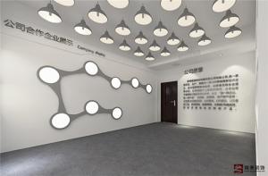 济南展示空间设计基础原则四  “无障碍”设计在空间设计的过程中，观众的需求是第一位的。所以必须重视展示空间的安全性。如参观流线的安排必须设想到各种可能发生的意外因素，如停电、火警、意外灾害等，必须考虑到相